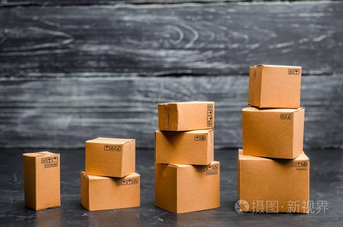 纸板箱逐渐堆叠销售增长和货物和服务出口的增加仓库产品和设备包装